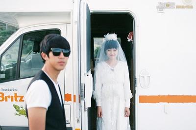 不再獨自旅行:生活原本樣子的婚紗照(45)_校園內外 _光明網