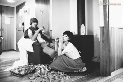 不再獨自旅行:生活原本樣子的婚紗照(33)_校園內外 _光明網