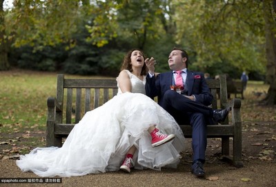 西班牙夫婦獨(dú)愛英倫暢游倫敦拍旅行婚紗照 - 新華網(wǎng)重慶頻道