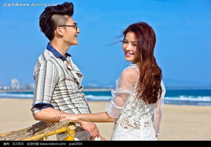 海邊微笑的情侶婚紗攝影圖片免費(fèi)下載 編號(hào)3133515 紅動(dòng)網(wǎng)