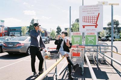 不再獨(dú)自旅行:生活原本樣子的婚紗照(40)_校園內(nèi)外